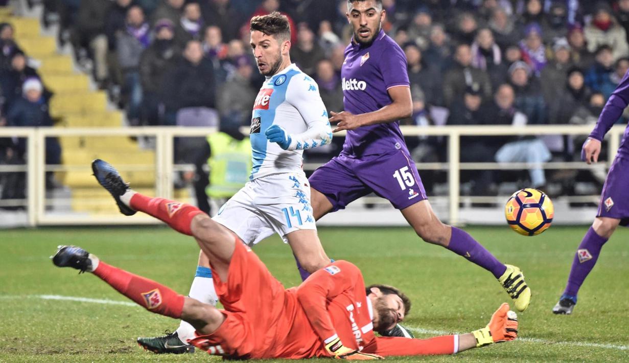 Pemain SSC Napoli, Dries Mertens gagal mencetak gol saat dihadang kiper Fiorentina pada laga Serie A Italia di Artemio Franchi stadium, Florence, Italia, (22/12/2016).  (EPA/Maurizio Degl'innocenti)