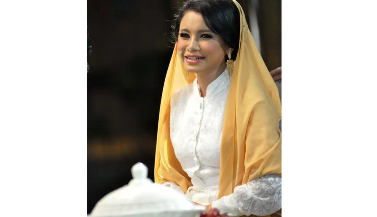 Pelantun "Tegar" ini mengaku kesepian saat menjalani sahur dan buka puasa tampa ditemani anaknya, Rizky Langit Ramadhan. (2/7/14) (Liputan6.com/Panji Diksana)