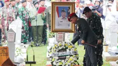 Panglima TNI Jenderal Agus Subiyanto meletakkan karangan bunga saat upacara pemakaman mantan Kepala Badan Nasional Penanggulangan Bencana (BNPB) Letjen TNI (Purn) Doni Monardo di Taman Makam Pahlawan Nasional (TMPN) Kalibata, Jakarta, Senin (4/12/2023). (Liputan6.com/Herman Zakharia)