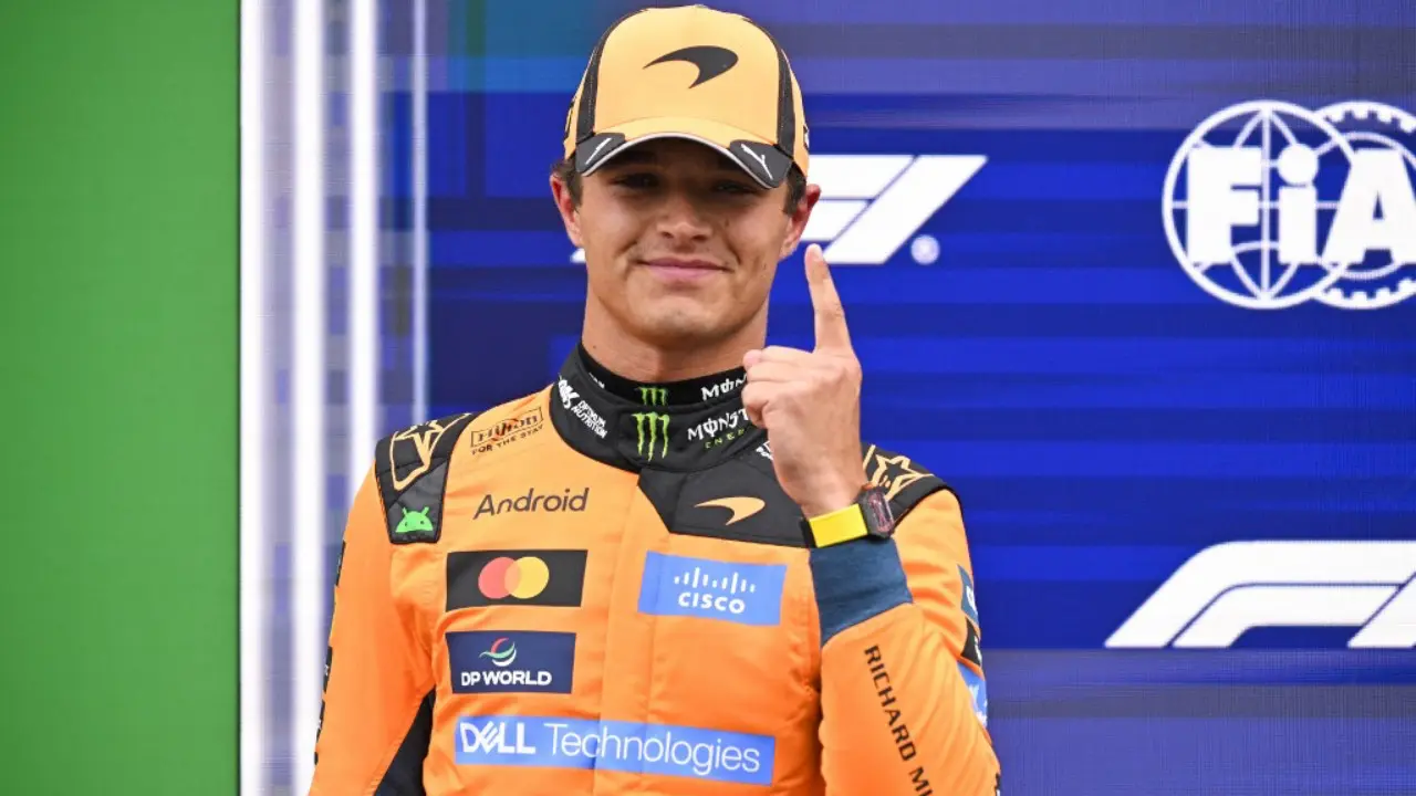 Pembalap McLaren asal Inggris Lando Norris merayakan pole position usai balapan kualifikasi Grand Prix Formula Satu Belanda di The Circuit Zandvoort, Belanda bagian barat, pada 22 Agustus 2026. JOHN MU / AFP