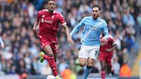 Pemain Manchester City, Rayan Cherki, menempel ketat pemain Liverpool, Ryan Gravenberch, dalam laga perempat final Piala FA di Etihad Stadium, Sabtu (4/4/2026) malam WIB. (AP Photo/Jon Super)