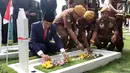 Presiden Joko Widodo bersama para veteran menabur bunga di TMP Cikutra, Bandung, Sabtu (10/11). Kegiatan ini dilakukan dalam peringatan Hari Pahlawan Nasional 2018. (Liputan6.com/Angga Yuniar)