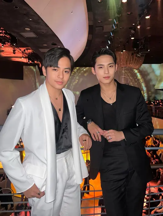 Angga Yunanda tampil necis di samping Mingyu dengan kemeja satin hitam dan setelan jas putih. [@angga]