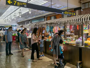 Orang-orang berbelanja di sebuah pasar malam di Shanghai, China timur, pada 15 Juni 2020. Guna mendorong aktivitas perekonomian malam hari di kota tersebut, festival malam digelar di Shanghai sejak awal Juni lalu dengan mengadakan lebih dari 180 aktivitas bertema. (Xinhua/Wang Xiang)
