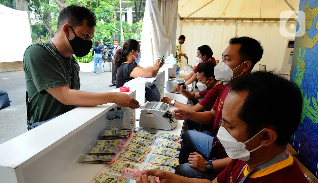Warga menukarkan uang rupiah kertas tahun emisi 2022 di Hall Basket Gelora Bung Karno (GBK), Jakarta, Minggu (21/8/2022). Uang baru TE 2022 memiliki kualitas lebih baik yang menjamin masa edar lebih lama serta teknologi unsur pengamanan semakin sulit untuk dipalsukan. (merdeka.com/Arie Basuki)