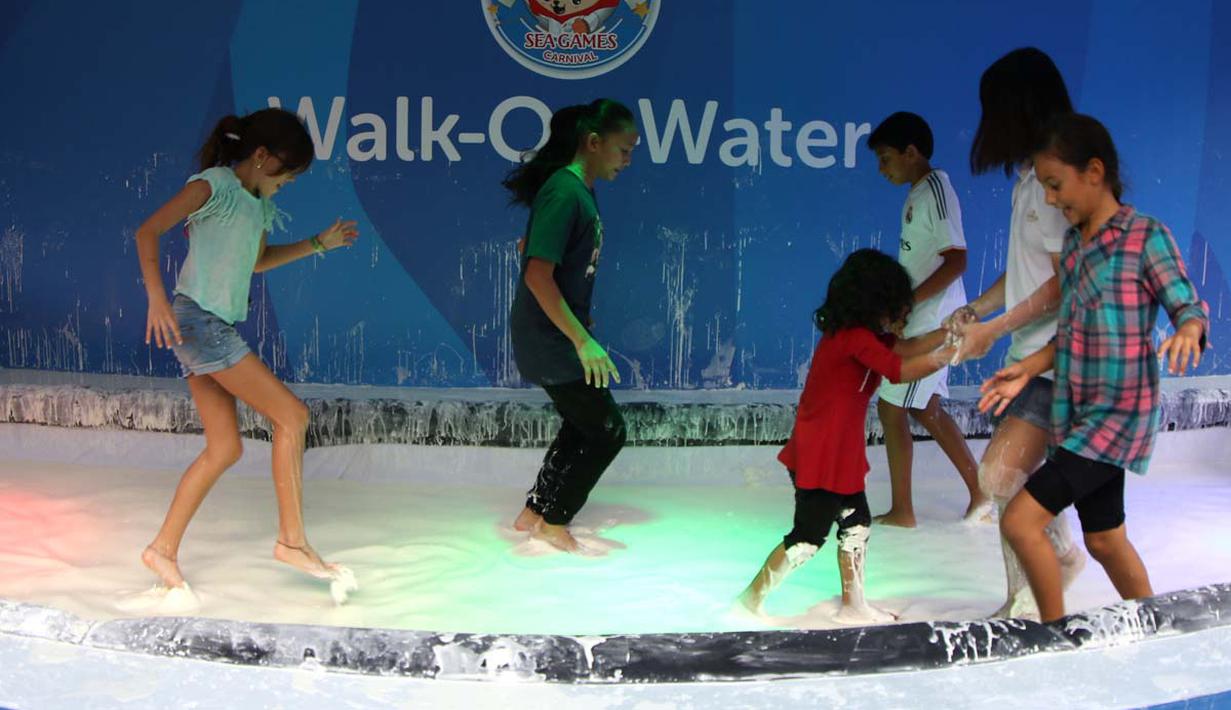 Arena "Berjalan di Atas Air" yang menjadi salah satu arena bermain yang disukai anak-anak. (Bola.com/Arief Bagus)