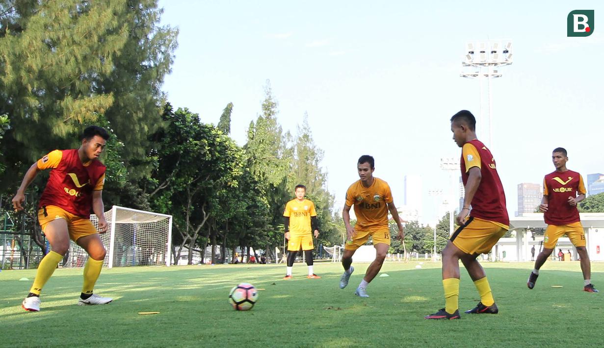 Pemain Bhayangkara FC saat latihan jelang laga perdana Liga 1 di Lapangan ABC Senayan, Jakarta, Senin (19/3/2018). Bhayangkara FC akan berhadapan dengan Persija Jakarta. (Bola.com/Asprilla Dwi Adha)
