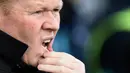 Keempat, Ronald Koeman memiliki sifat pesimis dan mudah menyerah. Sikap realistisnya bisa jadi bumerang untuk dirinya sendiri. (AFP/Ian Kington)