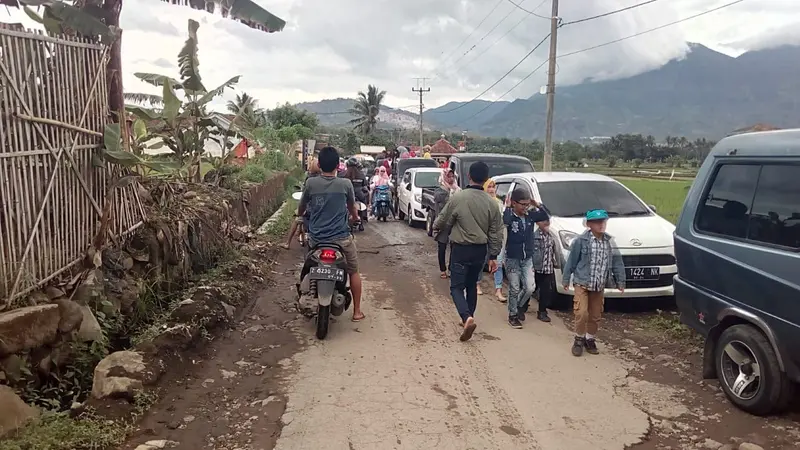 Antrian kendaraan pengunjung Taman Satwa Cikembulan Garut, Jawa Barat, tidak terelakan lagi, akibat buruknya fasilitas jalan menuju Taman Satwa.