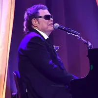 Ronnie Milsap merupakan salah satu musisi tunanetra yang populer. Ia kehilangan penglihatannya karena keturunan, akan tetapi hal tersebut tak menghentikannya sebagai seorang musisi. (RICK DIAMOND/GETTY IMAGES NORTH AMERICA/AFP)