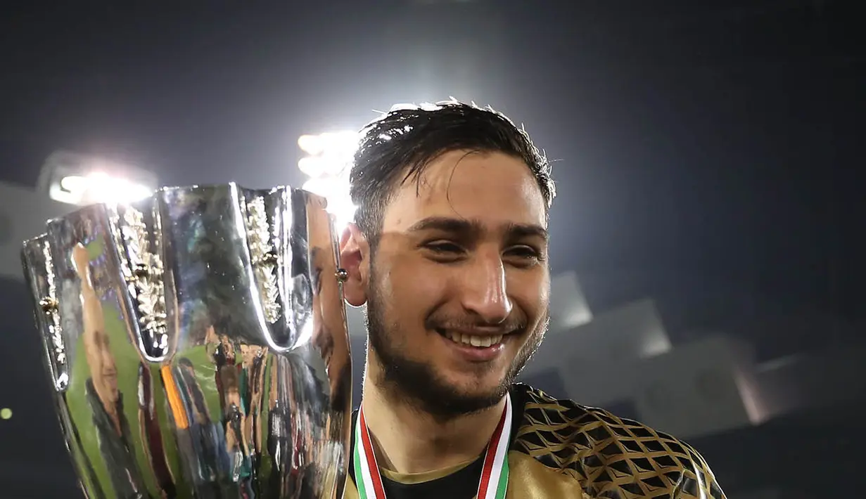Memang masih jauh bagi Gianluigi Donnarumma untuk sejajar dengan Gianluigi Buffon. Namun penjaga gawang AC Milan itu sudah mampu memulai awal manis dalam kariernya dengan meraih gelar perdana saat masih berusia 17 tahun. (AFP/Karim Jaafar)
