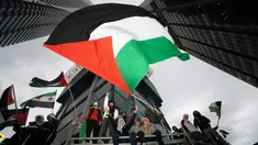 Pendukung Palestina menghadiri pawai di Toronto, Kanada, Senin (9/10/2023). Dalam aksinya, mereka menyuarakan agar Israel berhenti melakukan penyerangan brutal kepada rakyat Palestina. (Arlyn McAdorey/The Canadian Press via AP)