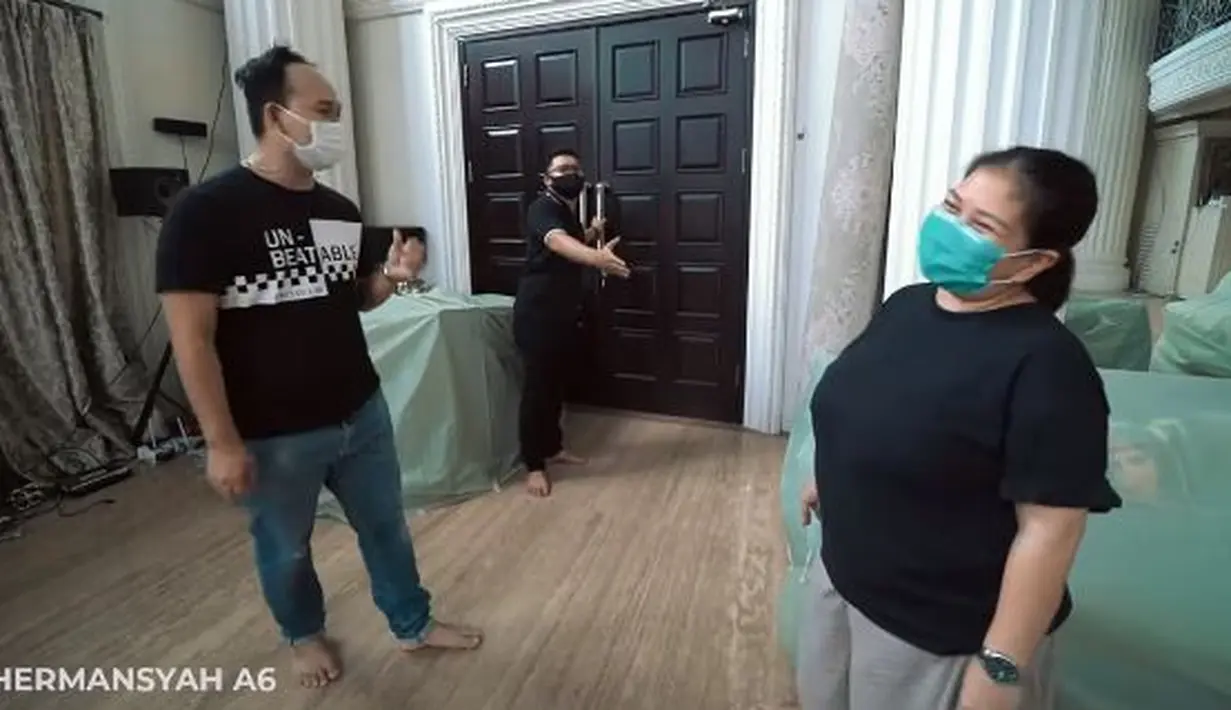 Kamar utama Anang-Ashanty masih tertutup pintunya. Namun digadang dengan konsep mewah. Masih dirahasiakan oleh pihak desain interior. (YouTube/The Hermansyah A6)