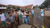 Siswa SMA Negeri 2 Kota Bogor membersihkan sisa banjir bandang.