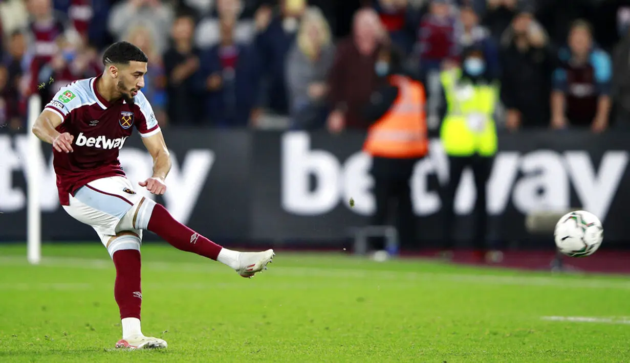 Pemain West Ham United Said Benrahma mencetak gol kemenangan atas Manchester City saat adu penalti pada pertandingan Piala Liga Inggris di London Stadium, London, Inggris, 27 Oktober 2021. Manchester City kalah lewat adu penalti. (AP Photo/Ian Walton)