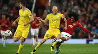 Gelandang Manchester United, Tahith Chong, mengirim umpan saat melawan Astana pada laga Europa League di Stadion Old Trafford, Manchester, Kamis (19/9). MU menang 1-0 atas Astana. (AFP/Oli Scarff)