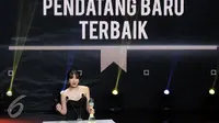 Gisella Anastasia meraih penghargaan sebagai Pendatang Baru Terbaik di ajang Indonesia Box Movie Awards (IBOMA) 2017 lewat aktingnya di film Cek Toko Sebelah. (Helmi Fithriansyah/Liputan6.com) 