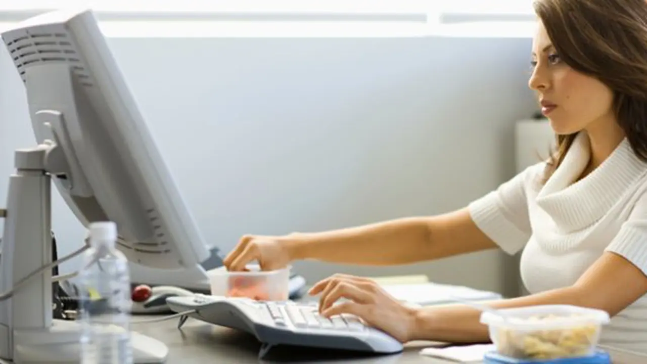 Ngantor bikin gemuk?/Copyright thinkstockphotos.com
