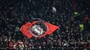Fans AC Milan memberikan dukungan kepada timnya saat laga leg pertama perempat final Liga Champions 2022/2023 melawan Napoli di San Siro, Milan, Kamis (13/04/2023) dini hari WIB. Pertandingan tersebut berhasil dimenangkan oleh tuan rumah melalui gol tunggal Ismael Bennacer. (AFP/Gabriel Bouys)