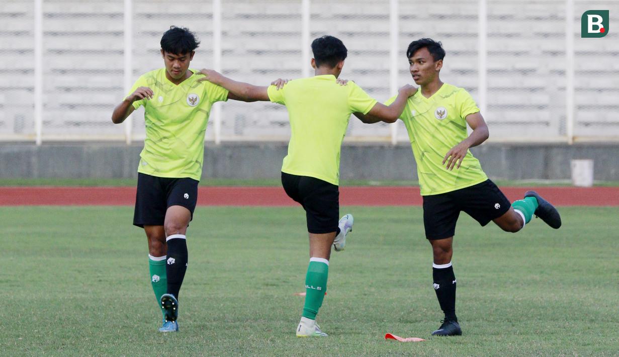 Para pemain menggunakan warna kaus kaki berbeda yang melambangkan kekuatan kaki terbaik yang dimiliki. (Bola.com/M Iqbal Ichsan)