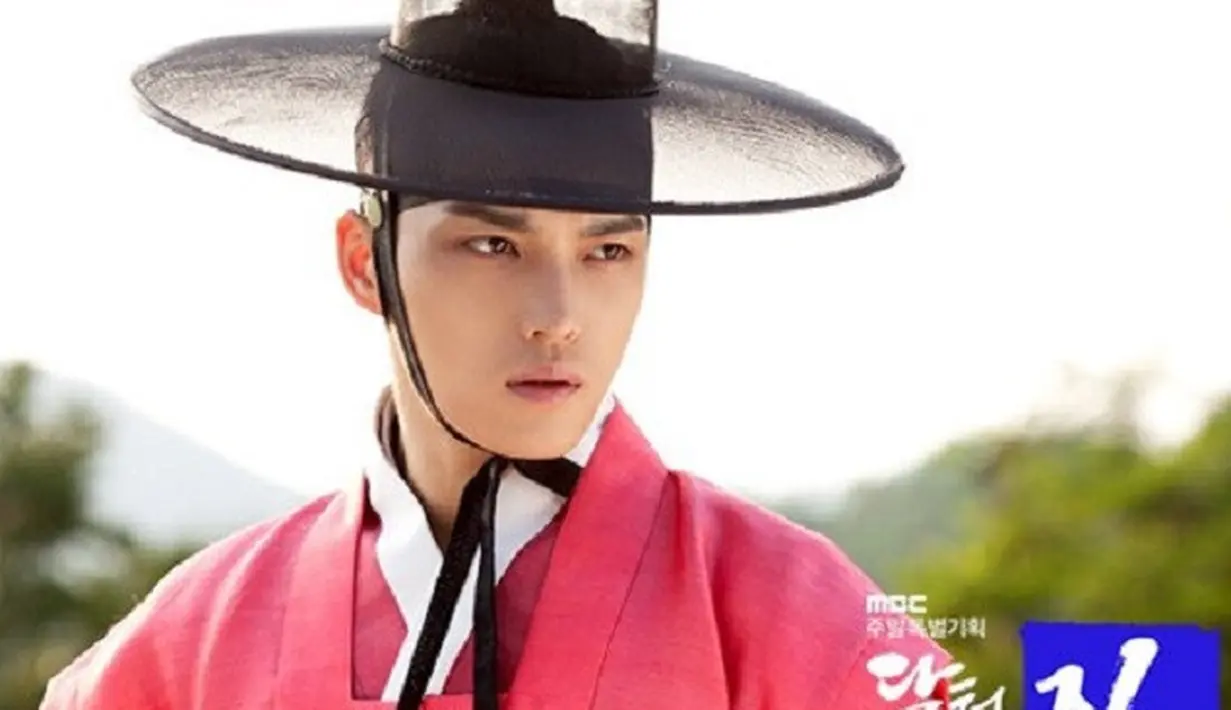 Kim Jae Joong tamapk begitu manis saat mengenakan hanbok. Kalo tidak percaya lihat deh saat Kim Jae Joong bermain di drama Dr.Jin. (Foto: soompi.com)