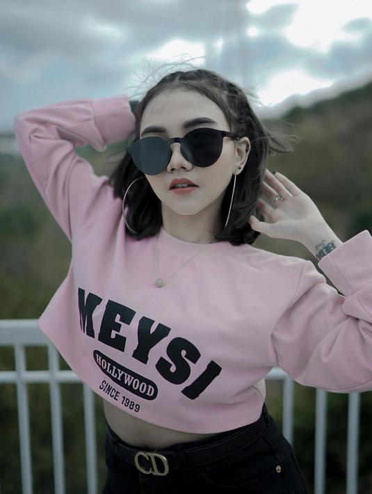 Syahiba Saufa nampak percaya diri tampil dengan kacamata hitam. Dengan kaus crop top pink, Syahiba tampil manis dan menawan. (Liputan6.com/IG/@syahiba_saufa).