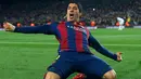 Penyerang Barcelona, Luis Suarez merayakan selebrasi usai mencetak gol ke gawang Real Madrid pada laga Liga Spanyol di Stadion Nou Camp, Senin (23/3/2015). Barcelona Menang 2-1 atas Real Madrid. (Reuters/Albert Gea)