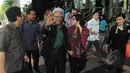 Adnan Buyung Nasution melambaikan tangan saat akan meninggalkan gedung KPK, Jakarta, Jumat (6/3/2015). Adnan mengungkapkan kliennya Anas Urbaningrum akan melakukan kasasi ke Mahkamah Agung atas vonis yang diterimanya. (Liputan6.com/Herman Zakharia)