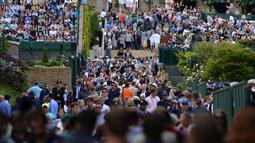 Antrian panjang penonton saat memasuki lapangan Tenis Wimbledon Championships 2016 di The All England Lawn Tennis Club, Wimbledon,  London, (27/6/2016). (AFP/Glyn Kirk)