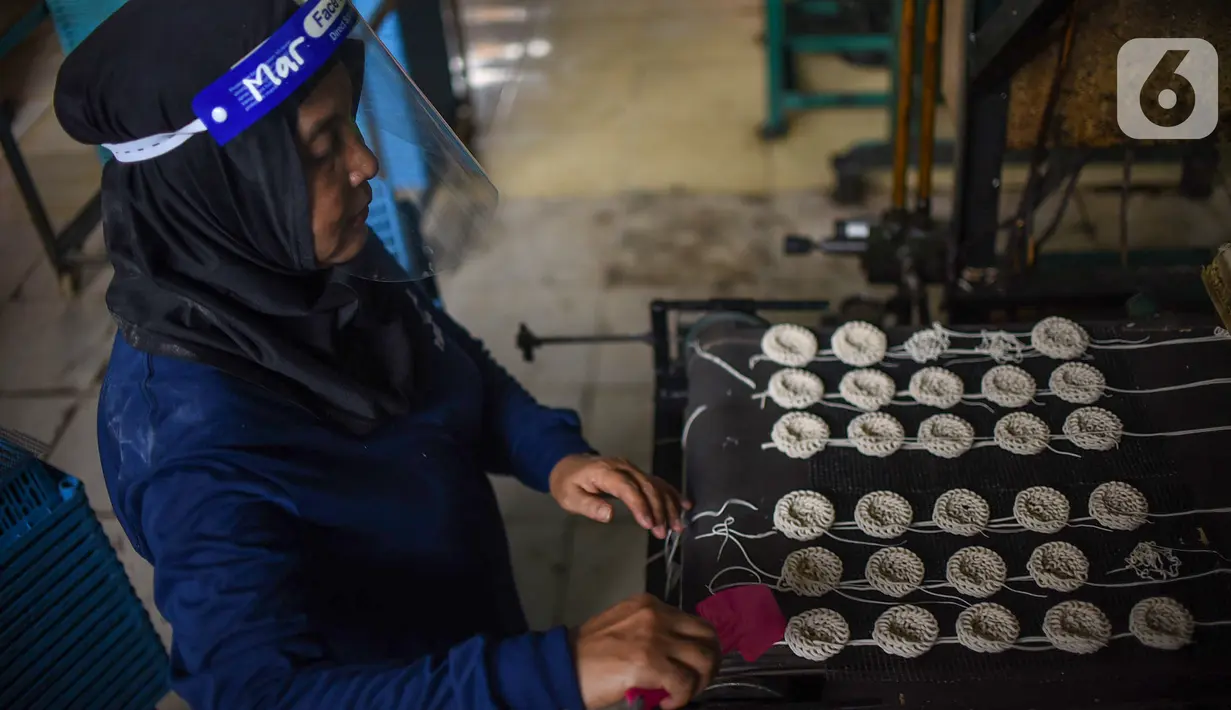 Pekerja menggoreng kerupuk di pabrik kerupuk Pasundan Bedahan, Sawangan, Depok, Senin (8/3/2020). Usaha mikro pabrik kerupuk Pasundan menerapkan protokol kesehatan kepada 23 karyawannya selama pandemi Covid-19. (Liputan6.com/Fery Pradolo)