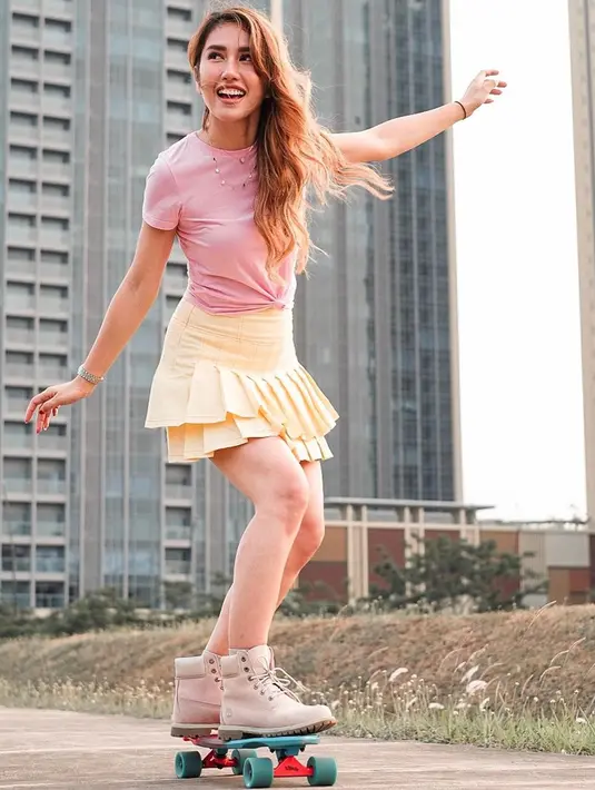 Penampilannya dengan busana kasual pun tetap selalu memesona. Selayaknya model, ia pun kerap mengunggah potret kesehariannya dengan gaya kasual yang selalu menuai pujian dari penggemarnya. (Liputan6.com/IG/louiseans)