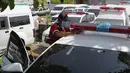 Pekerja menyelesaikan pemasangan lampu sirene mobil ambulans di Babelan, Kabupaten Bekasi, Jawa Barat, Minggu (27/9/2020). Perakitan mobil ambulans meningkat 100 persen menjadi 700 unit saat pandemi COVID-19 dengan harga Rp 20 juta hingga Rp 1,5 milliar. (Liputan6.com/Herman Zakharia)