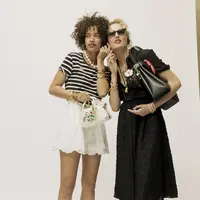 Dua orang model sedang mengenakan Kate Spade summer 2025 collection (Foto Dok: Kate Spade New York).