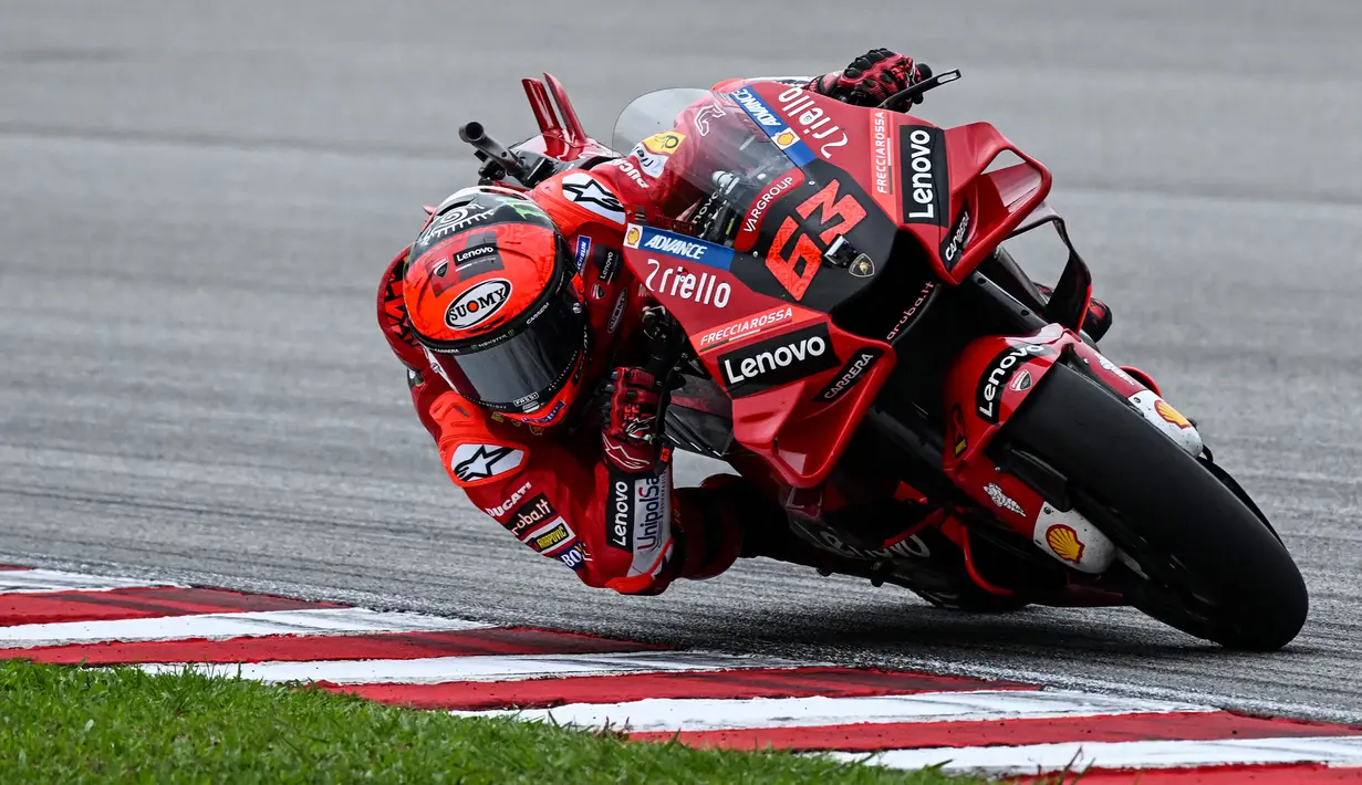 Dalam balapan yang berlangsung di Sirkuit Sepang sebagai seri ke-19, Francesco Bagnaia yang start dari posisi ke-9 langsung melejit ke posisi kedua sejak lap pertama. (AFP/Mohd Rasfan)