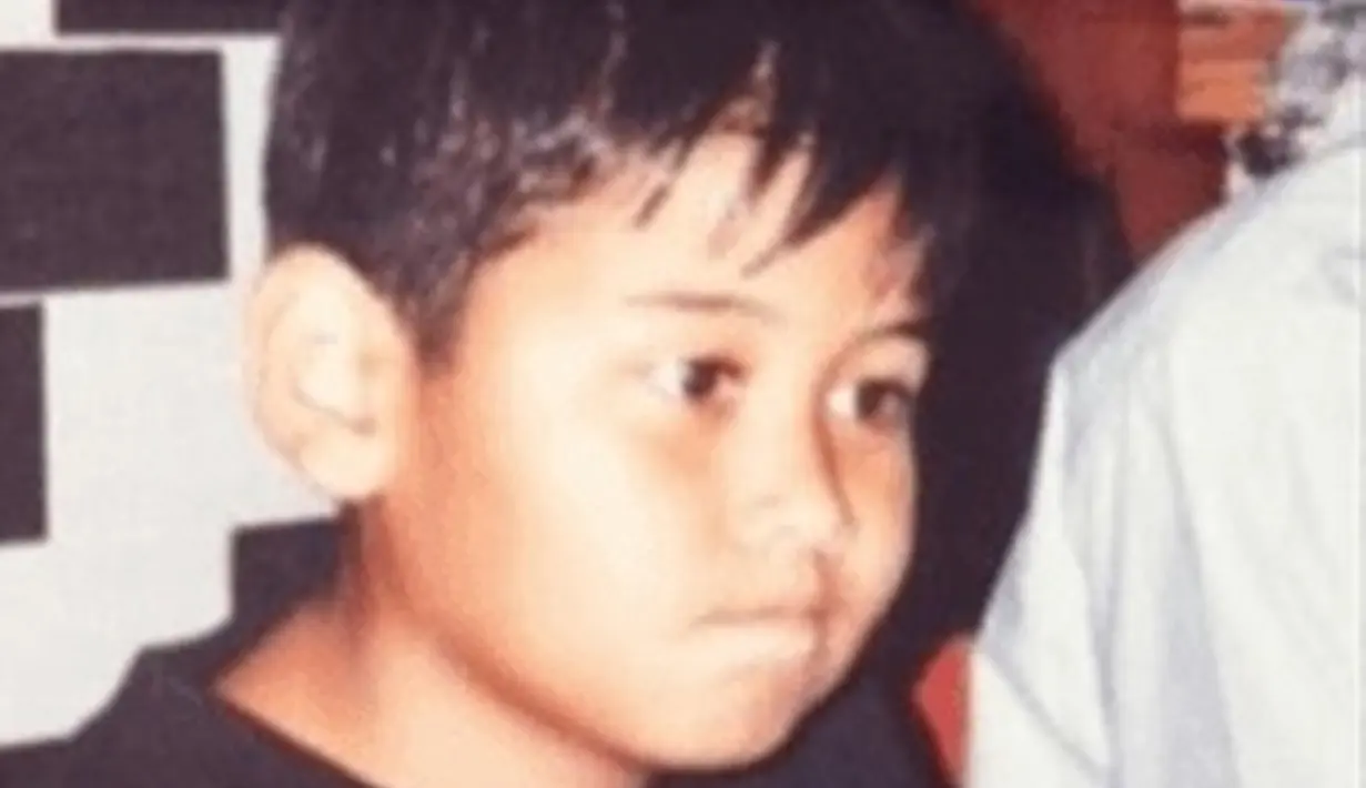 Ayah dari Surinala saat remaja memang memiliki tubuh yang gempal. Pipi dari Chicco pun tembam. Banyak yang pangling melihat foto lawas dari Chicco Jerikho ini. Chicco yang masa kecil gendut siapa sangka kini memiliki tubuh kekar atletis. (Liputan6.com/IG/humble_glam)
