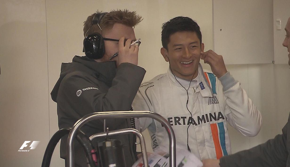 Rio Haryanto bersama kru tim F1 Manor Racing jelang tes pramusim di Sirkuit Catalunya, Barcelona, Spanyol, Kamis (24/2/2016). (Bola.com/Twitter)
