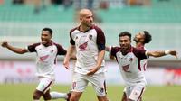 Selebrasi pemain PSM Makassar, Wiljan Pluim (tengah), setelah mencetak gol ke gawang Persikabo 1973 dalam pertandingan lanjutan pekan ketiga BRI Liga 1 2023/2024 yang berlangsung di Stadion Pakansari, Cibonong, Jawa Barat, Jumat (14/7/2023). (Bola.com/Abdul Aziz)