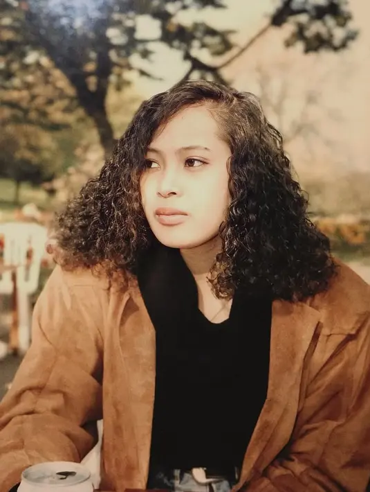 Dengan rambut keritingnya, ibunda Alyssa tampak begitu keren. Serta mengenakan blazer velvet coklat dipadukan inner hitam.  [@alyssadaguise]