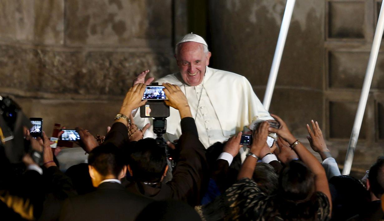 Paus Fransiskus menyapa umatnya usai melakukan pertemuan dengan masyarakat sipil di Gereja San Francisco di Quito,Ekuador ,(7/ 7/2015). Ia menyerukan, melindungi bumi merupakan tugas dan kewajiban agar timbul  keseimbangan.(REUTERS/Jose Miguel Gomez)