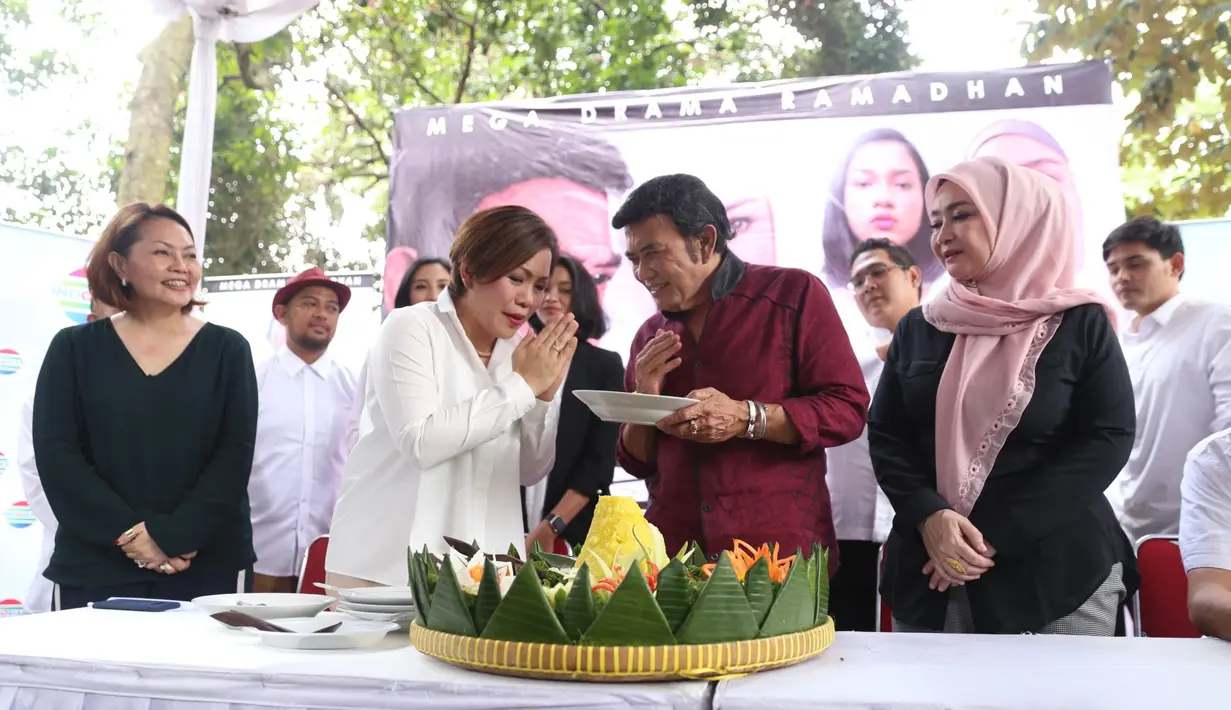 Bukan hal mudah mengajak aktor dan aktris senior untuk terlibat dalam layar kaca. Butuh perjuangan merayu keduanya kembali berakting setelah sekian lama tak menghiasi layar lebar. (Nurwahyunan/Bintang.com)