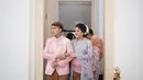 Kebaya pilihannya ini memiliki corak floral yang cantik, berpadu dengan korset pink dan kain batik yang serasi dengan yang dikenakan Kaesang, sebagai rok. [Foto: Instagram/erinagudono]