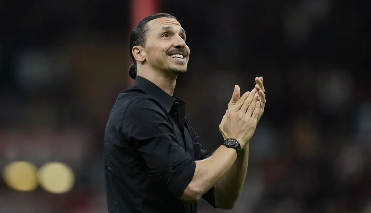 <p>Pidato haru Ibrahimovic yang biasanya terlihat garang langsung disambut haru dan membuat banyak warganet terenyuh, termasuk para fans di tribun dan beberapa rekan setimnya, seperti Sandro Tonali. (AP Photo/Antonio Calanni)</p>