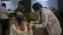 Seorang pria mendapat vaksin COVID-19 di rumah sakit pemerintah di Noida, pinggiran New Delhi, India, Rabu (7/4/2021). India mencapai puncak baru dengan 115.736 kasus COVID-19 dalam 24 jam. (AP Photo/Altaf Qadri)