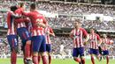 Para pemain Atletico Madrid merayakan gol yang dicetak Antoine Griezmann ke gawang Real Madrid pada laga La Liga Spanyol di Stadion Santiago Bernabeu, Madrid, Minggu (8/4/2018). Kedua klub bermain imbang 1-1. (AFP/Javier Soriano)