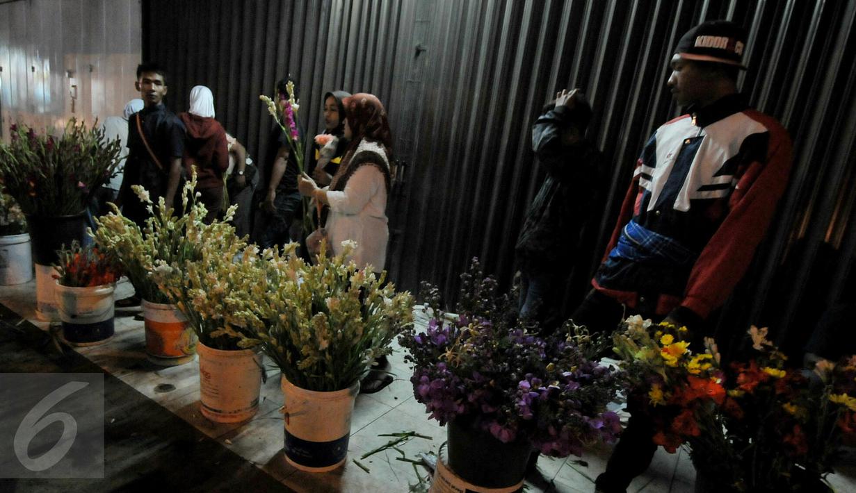 Malam Takbiran warga berburu bunga sedap malam di pasar kembang, Pal Sigunung, Depok, Selasa (5/7/2016). Warga membeli bunga hias untuk pelengkap Idul Fitri 1437 H. (Liputan6.com/Yoppy Renato)