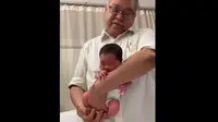 Bila mengetahui tekniknya, menggendong bayi bukanlah perkara sulit dan bisa dilakukan dengan aman. (Foto: Twitter/@@ashilafebrina)