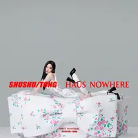 Kolaborasi terbaru SHUSHU/TONG dengan HAUS NOWHERE milik Gentle Monster, dengan Ningning aespa sebagai wajah utama, menjadi salah satu momen paling menarik tahun ini. Koleksi ini menghadirkan sebelas set piyama dan enam neck pillow berdesain U dengan pita besar yang ikonik, lembut, dan penuh karakter.  [@shushu_tong].