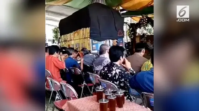 Beredar video di media sosial, memperlihatkan beberapa kendaran melintas di sebuah acara pernikahan.