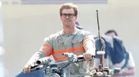 Tampilan perdana Chris Hemsworth sebagai resepsionis pria  di Ghostbusters versi wanita tampak culun dan agak kemayu.