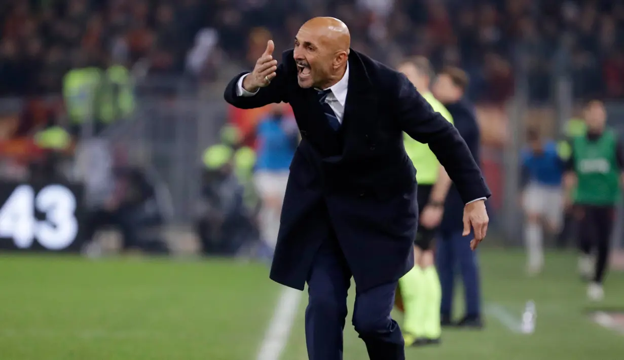 Pelatih Inter Milan, Luciano Spalletti menginstruksikan pemainnya saat bertanding melawan AS Roma pada lanjutan Liga Italia di stadion Olimpiade Roma (3/11). Roma bermain imbang 2-2 atas Inter. (AP Photo/Andrew Medichini)